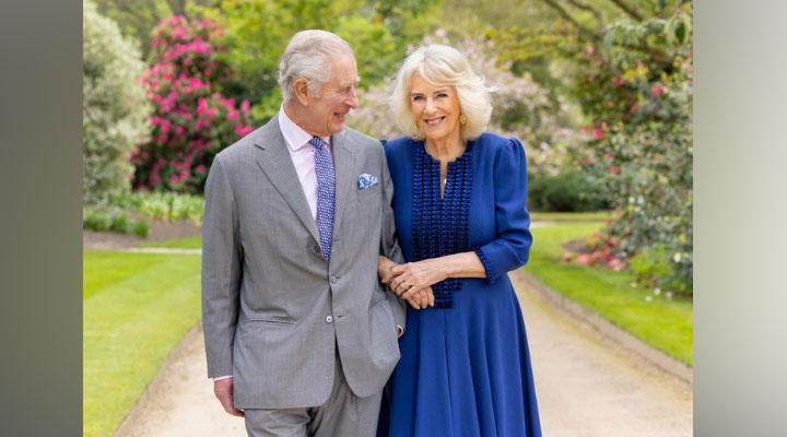 Momen manis Ratu Camilla menemani Raja Charles saat dia bersiap menjalankan tugas kerajaannya